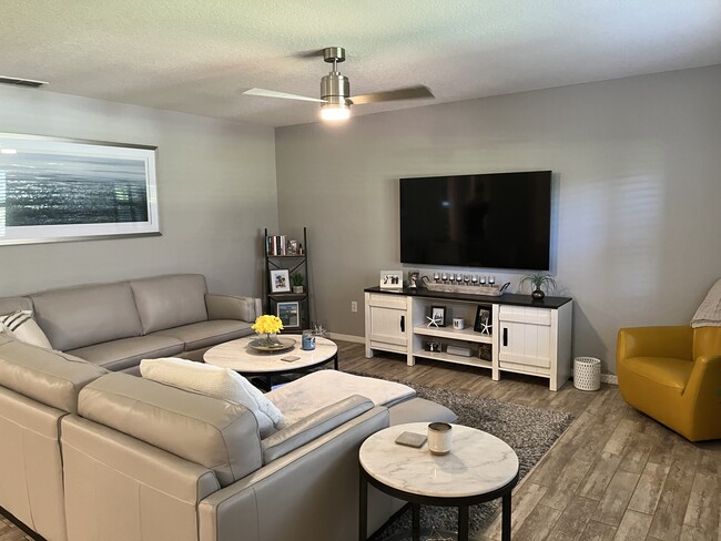 Living room - 6150 Gulfport Blvd S