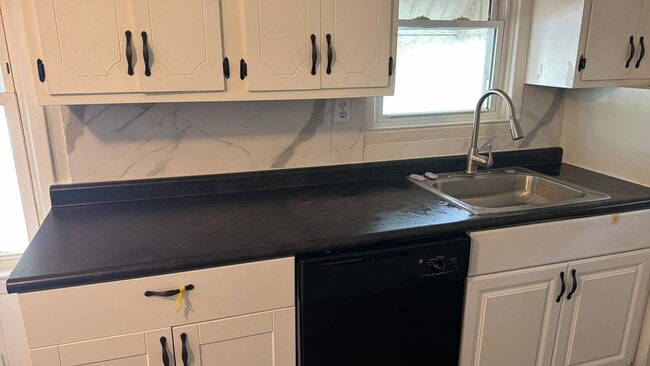Building Photo - 302 Lakeview Heights