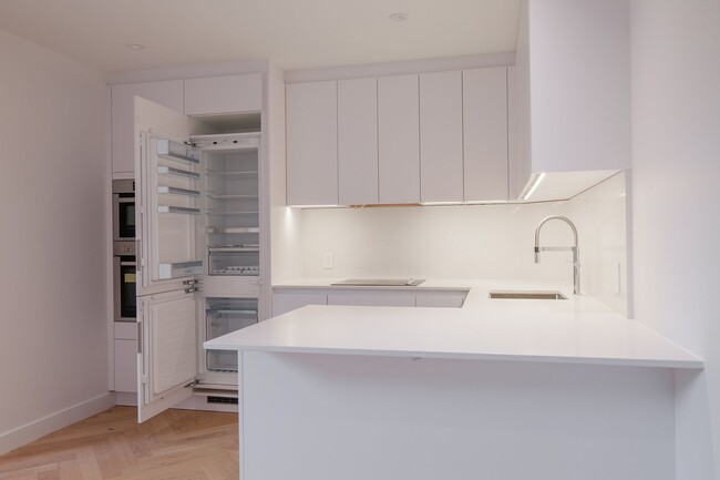 Building Photo - 590 Av. Outremont