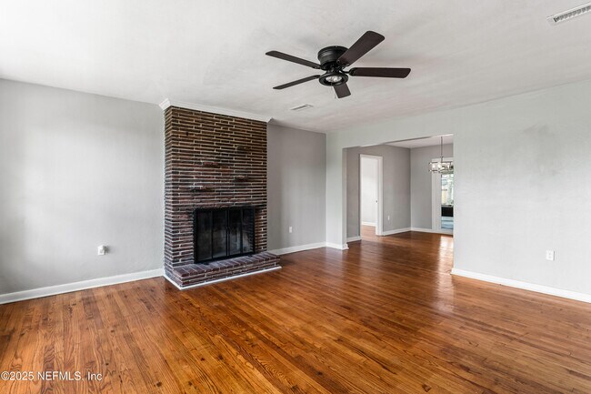 Foto del edificio - 1614 Clemson Rd