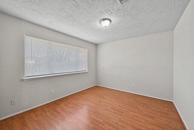 Foto del edificio - 2710 Hazy Creek Dr