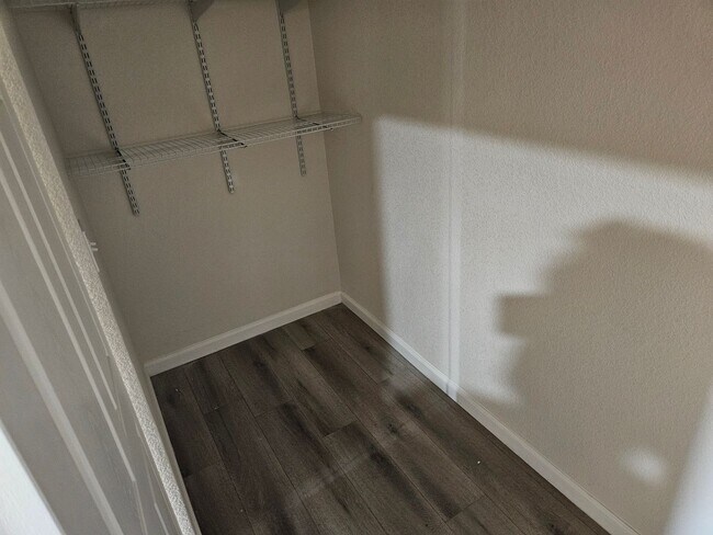 Building Photo - Large 3 bedroom 2 bath