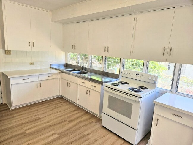 Building Photo - Palolo 3 Bedroom 1 Bathroom 2 Car Carport ...