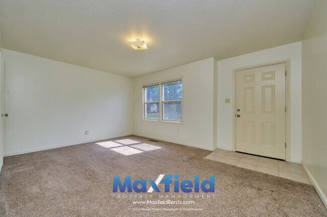 Foto del edificio - LEASE SPECIAL ! Sugarhouse Bungalow 2 BD 1 BA 1GA - 1500+ sq ft