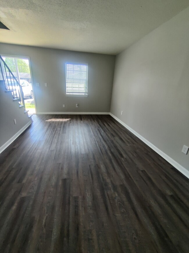 Building Photo - 706 Roberta Dr