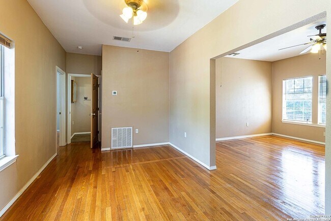 Foto del edificio - 611 W Ridgewood Ct