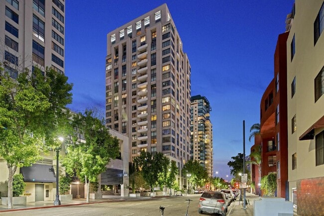 Building Photo - Luxurious 17th-Floor Renaissance Condo with Stunning City Views