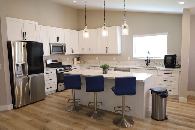 Building Photo - Fully Remodeled Single Story Home 3 Bedroo...