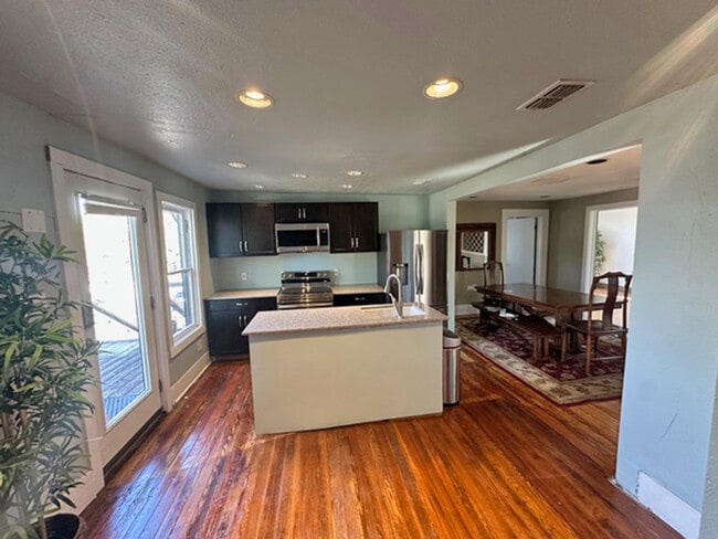 Building Photo - 1822 W 35th St