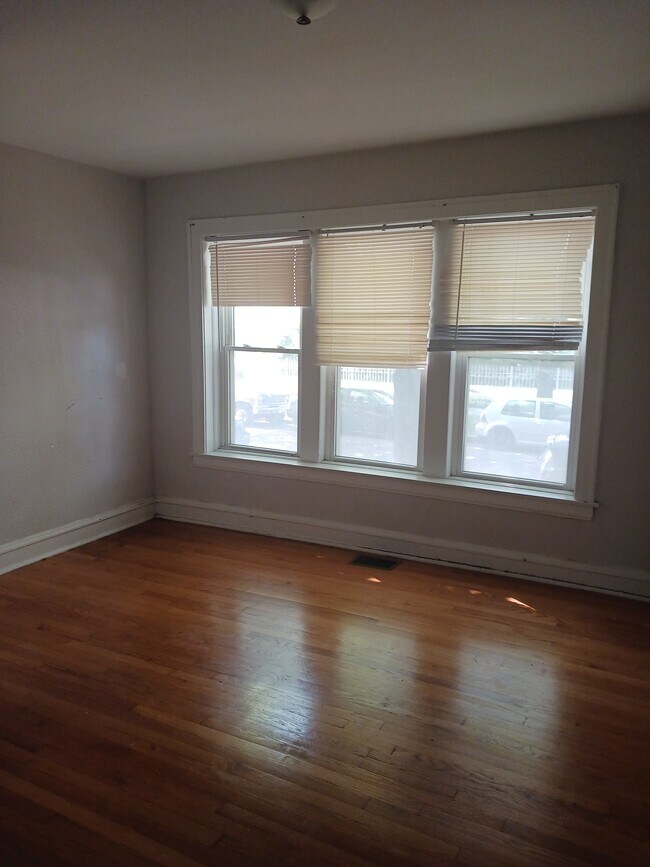 BR 1 - 5901 N Rockwell St
