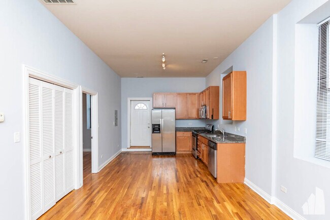 Building Photo - 737 N May St