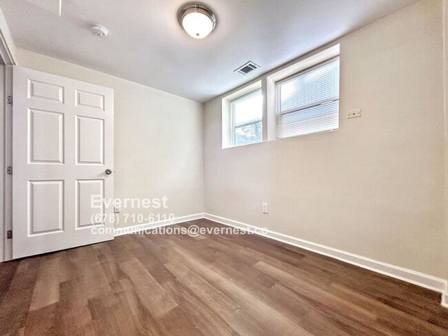 Building Photo - 998 Mayson Turner Rd NW