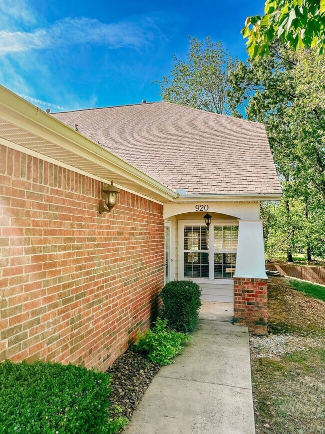 Foto del edificio - ** Move-in Special** Beautiful Townhome in...