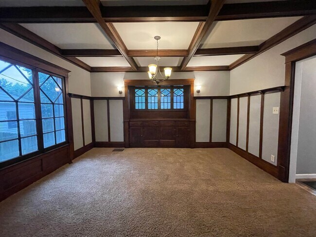 Foto del edificio - Large Four Bedroom Home