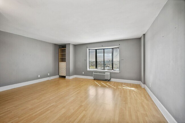 Foto del edificio - Dupont Circle with Secured Parking! Sun-fi...