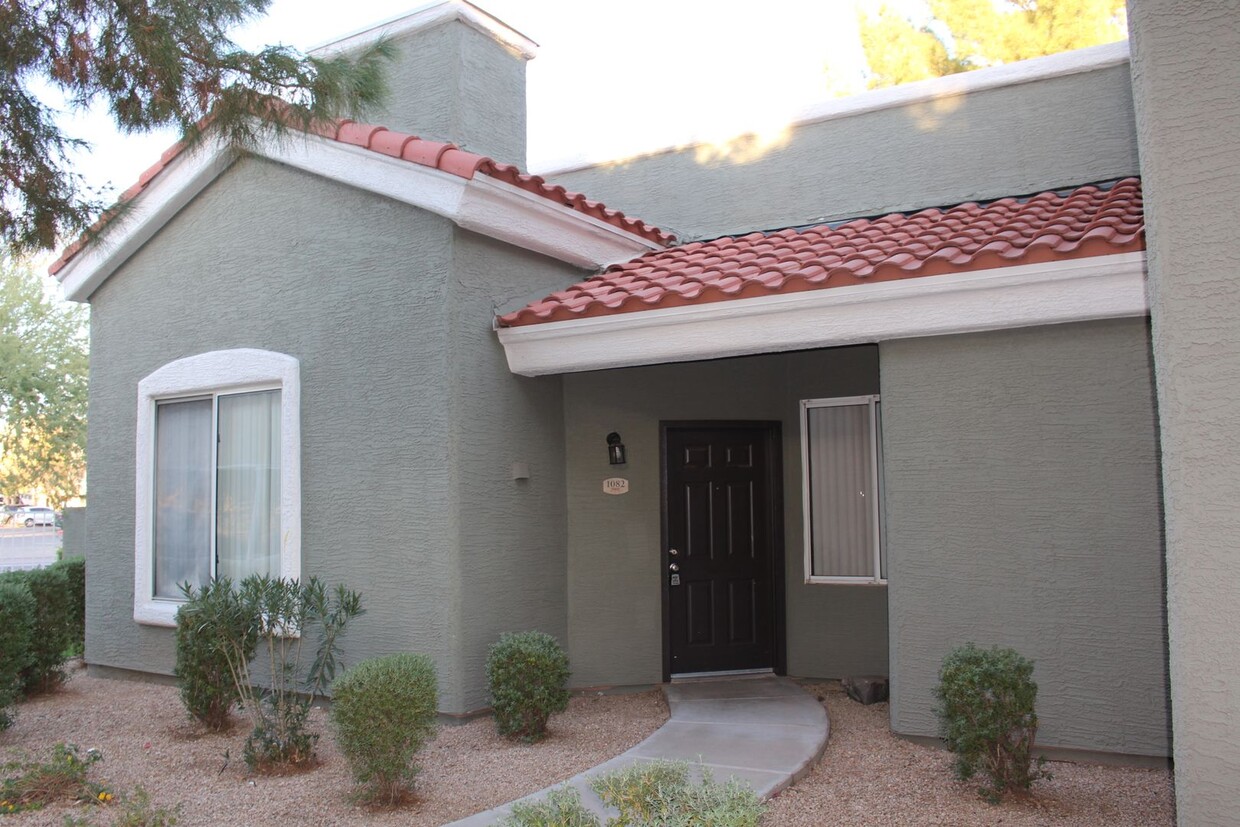 Foto principal - Super Cute 3 bed 2 bath in Gated Community