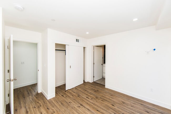 Building Photo - 532 N Serrano Ave