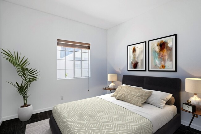 Building Photo - 850 N Poinsettia Pl