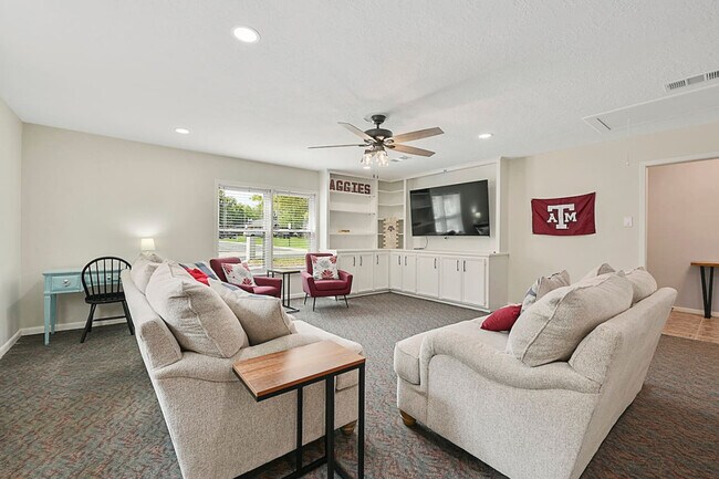 Building Photo - 1909 Langford St