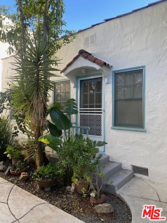 Building Photo - 1040 N Sweetzer Ave