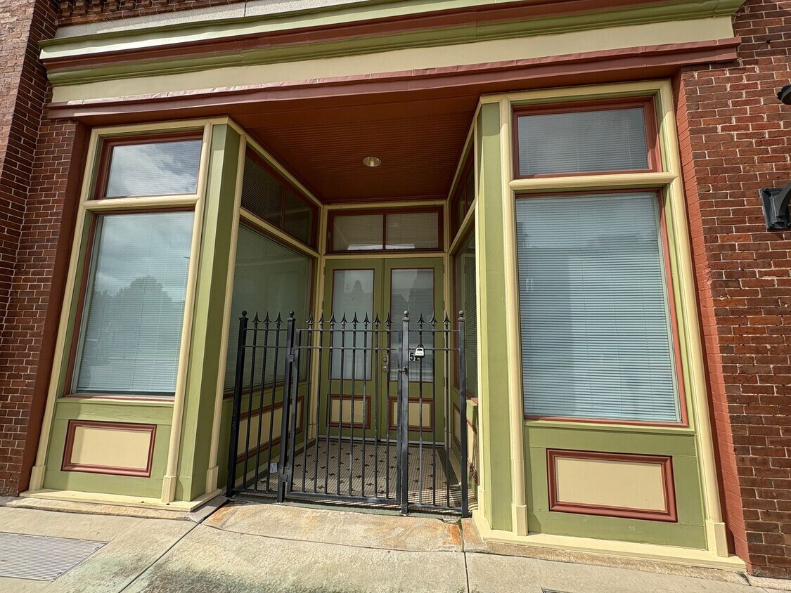 Primary Photo - 452 Poplar St