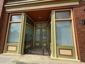 Building Photo - 452 Poplar St