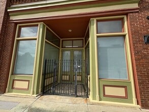 Building Photo - 452 Poplar St