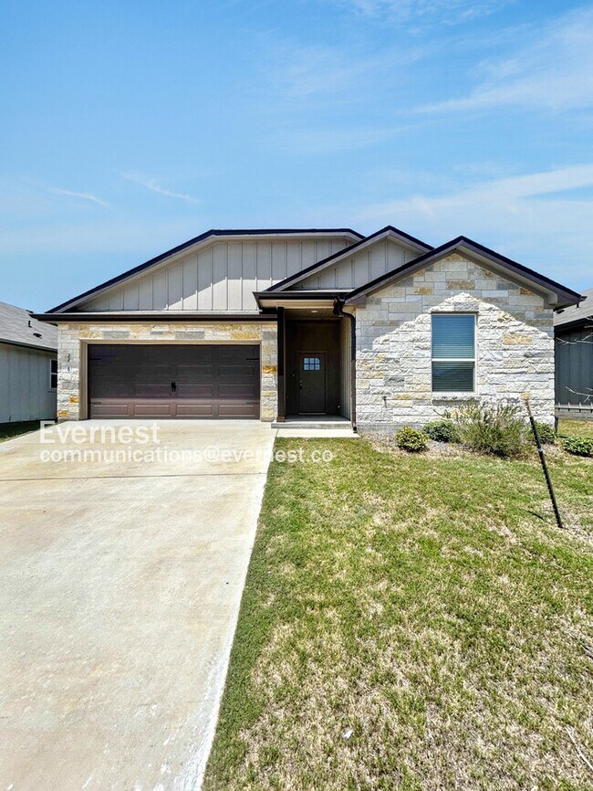 Building Photo - 2216 Hornbeam St
