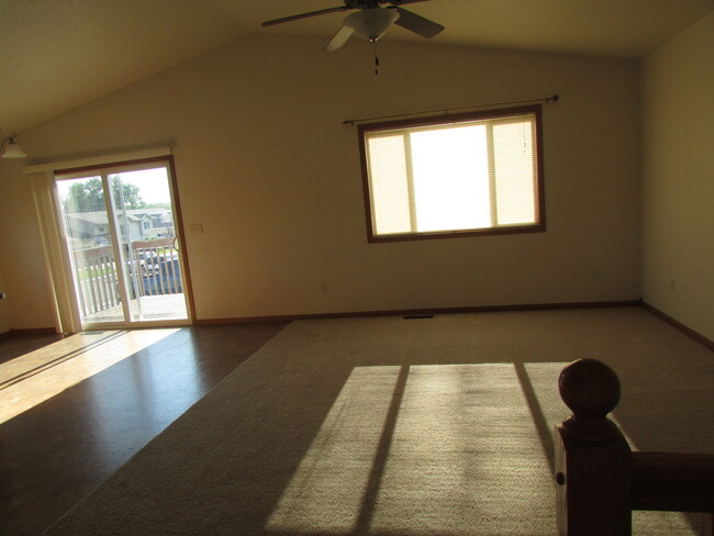 Foto del edificio - 2 BEDROOM | 2 BATH | DOUBLE CAR GARAGE | R...