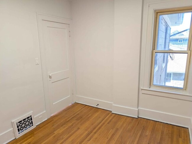 Building Photo - 1095 Gladstone Ave