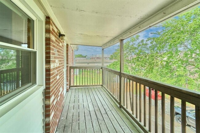 Building Photo - 46 Carman St