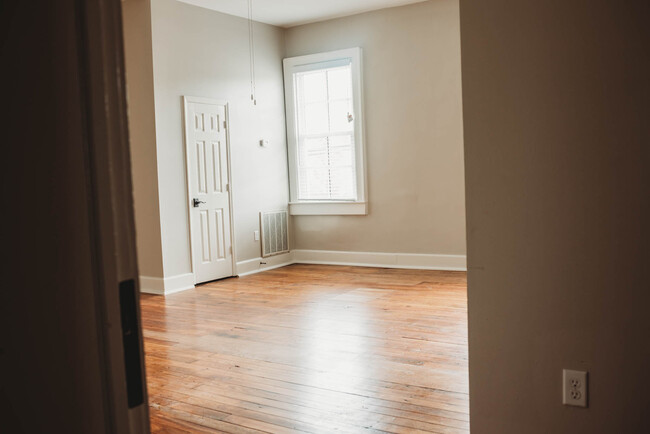 Living room - 529 E Washington St