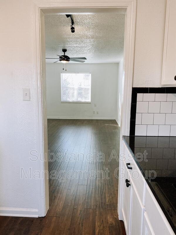 Building Photo - 1722 N Lindsay Ave