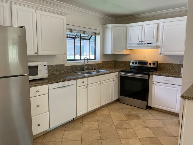 Foto del edificio - 2 Bedroom / 1 Bathroom Duplex in Old South...
