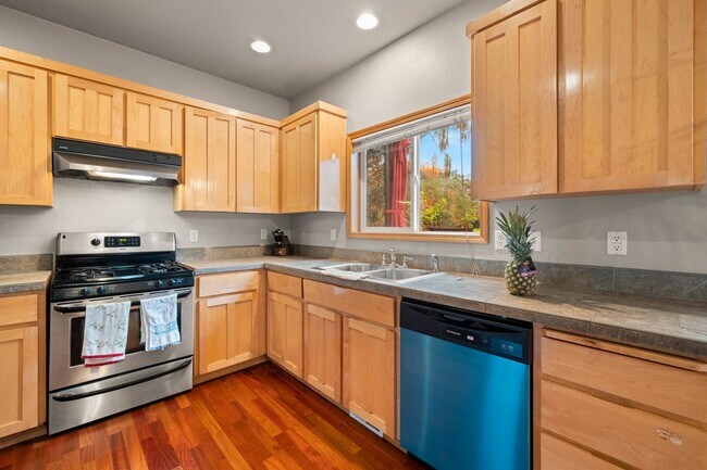 Building Photo - FOSTER/ POWELL 4 BEDROOM 2.5 BATH 2 LEVEL ...