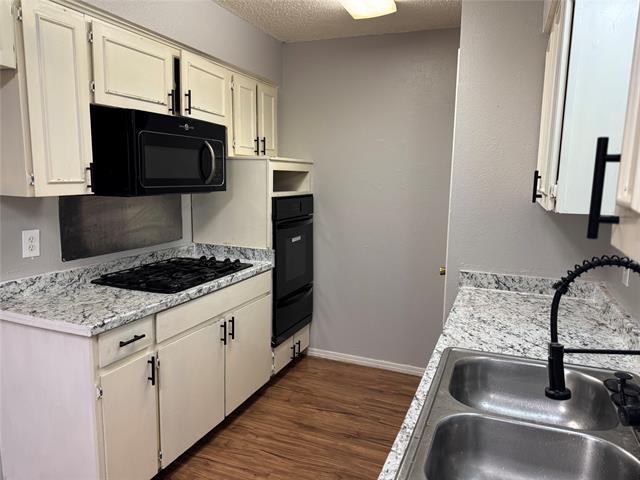Foto del edificio - 10422 Castlerock Dr