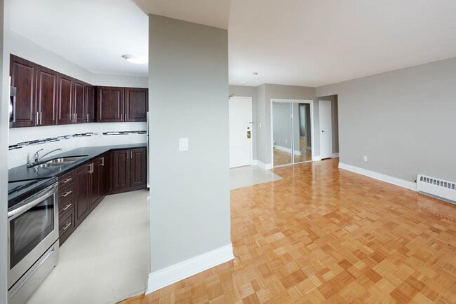 Building Photo - Royale Apartments