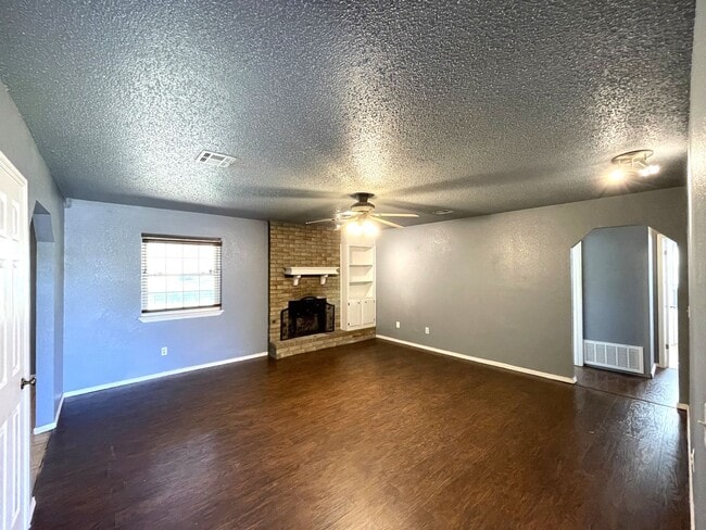 Building Photo - *Coming Soon* Charming 3 bed 2 bath home R...