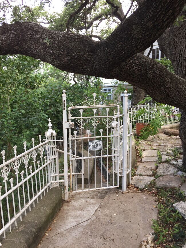 Foto del edificio - 704 San Antonio St