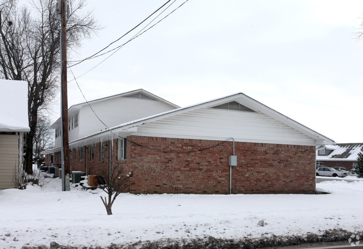 Building Photo - 8 Maple Ln