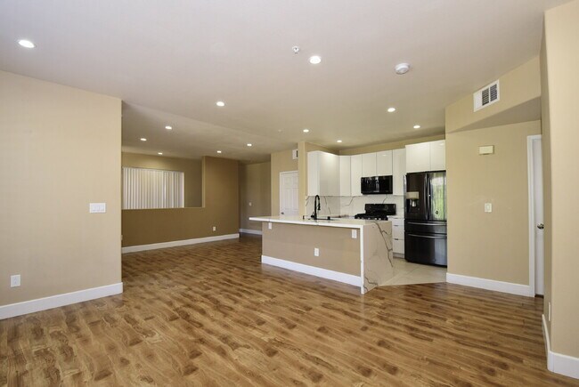 Building Photo - SPECIOUS 2 BED 2 BATH CONDO WITH ATTACHED CAR GRAGAE AT VISTANA