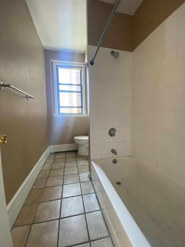 Foto del edificio - Central Allston Location, Steps from the T Stop, Central Heat, Parking for Rent, Laundry on a Sit...
