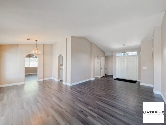 Foto del edificio - Gorgeous 5/3 Glendale Retreat with 3-Car Garage!