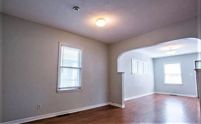 Building Photo - Attention College Students!!