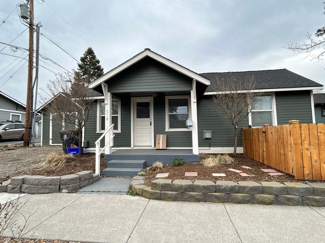 Primary Photo - Down Town Living - 2 Bedroom / 1 Bathroom ...