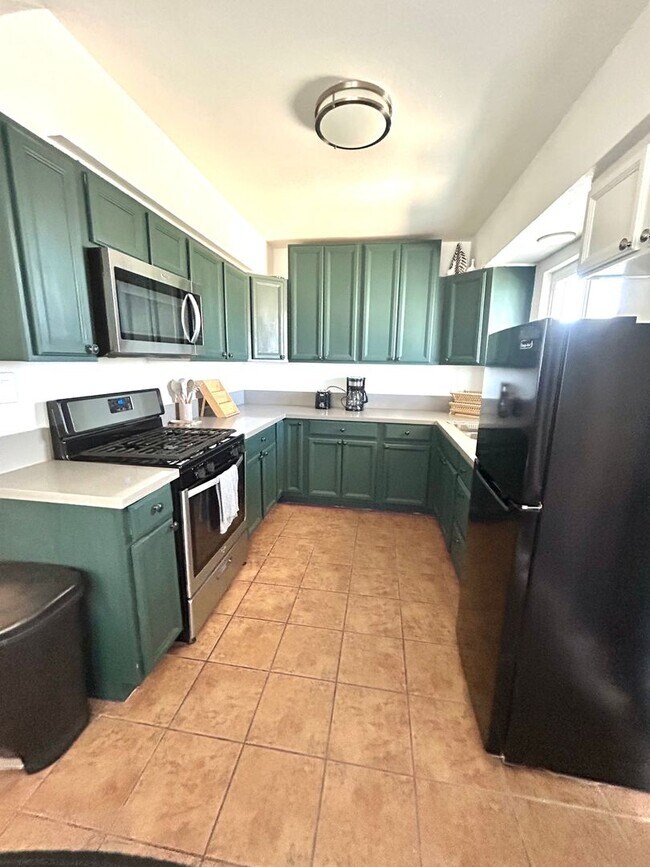 Foto del edificio - 4 Bedroom 2 Bathroom Home in Quiet Neighborhood