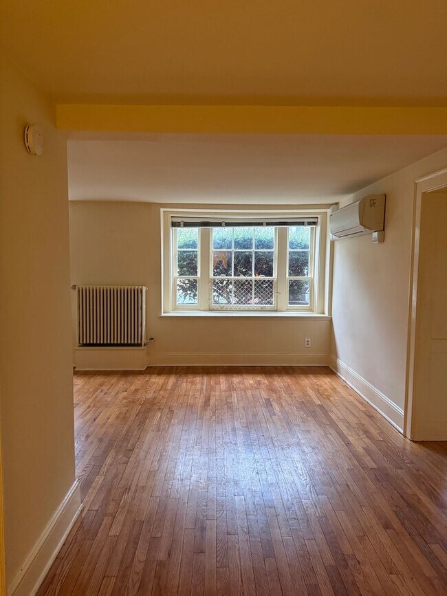 Building Photo - Charming apartment on Church St!