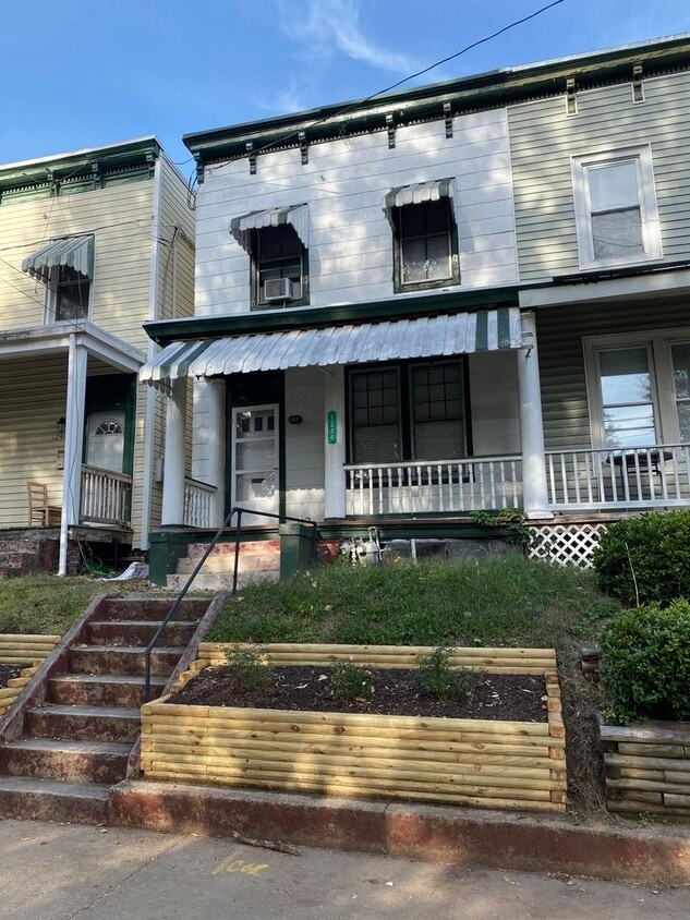 Foto principal - Large 3 bdrm/1 bath Home Within Walking Di...