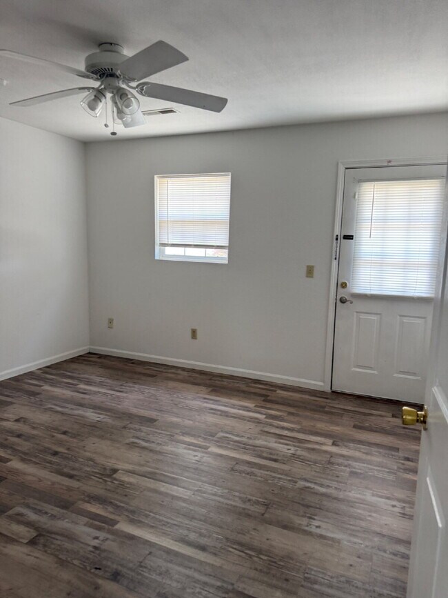 Foto del edificio - Ground Level 1 Bedroom Apartment in Salem!