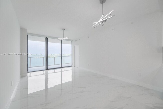 Foto del edificio - 700 NE 24th St
